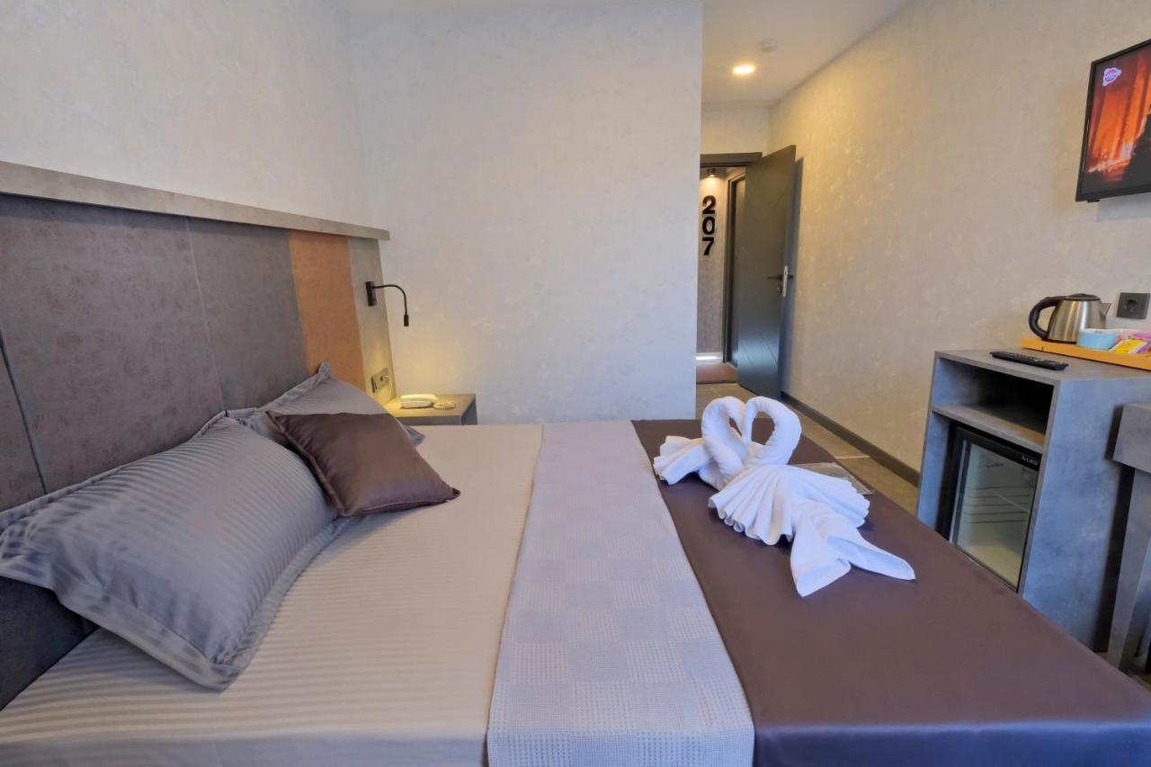 The Queen Hotel Istanbul Bagian luar foto