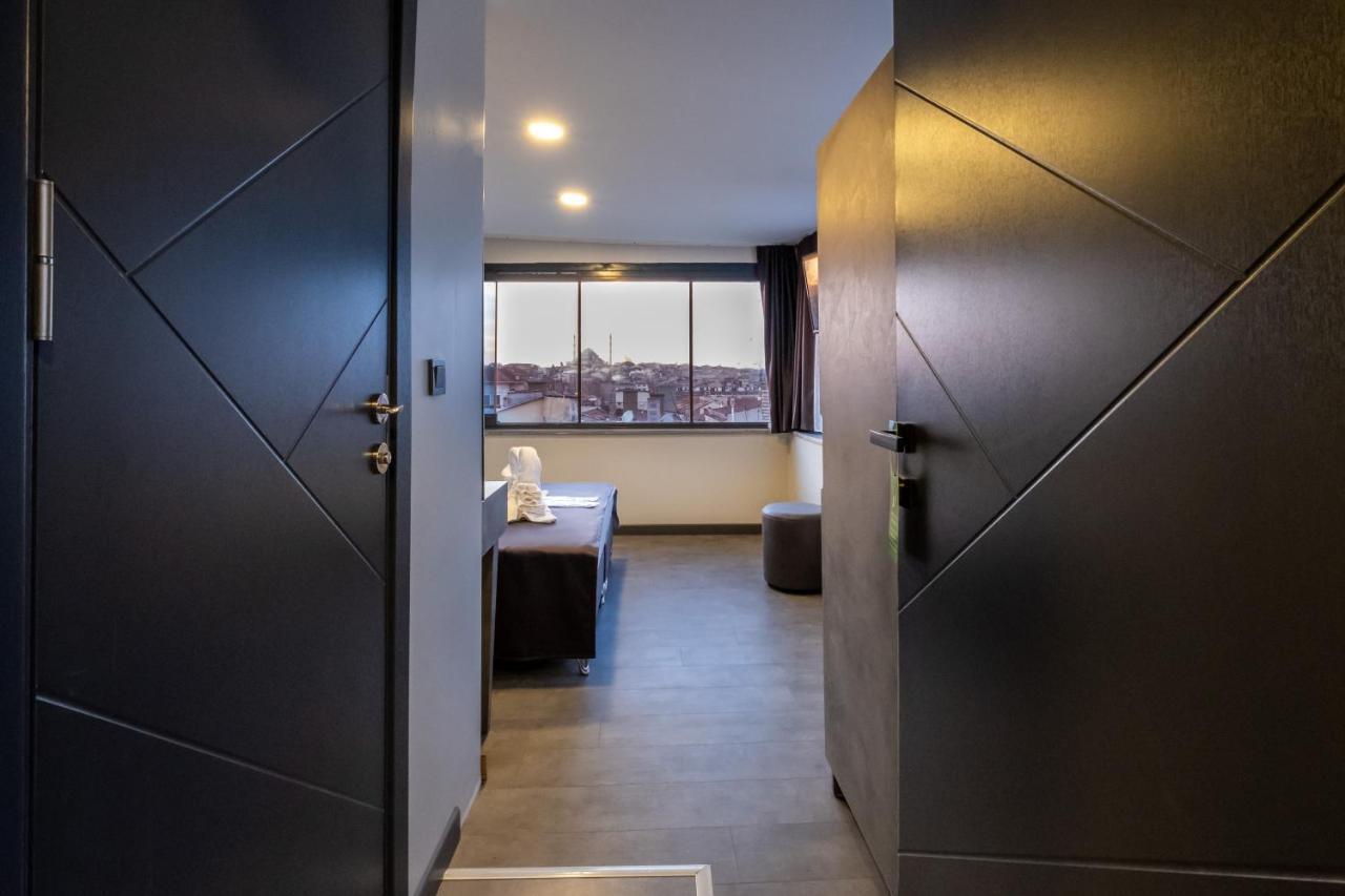 The Queen Hotel Istanbul Bagian luar foto
