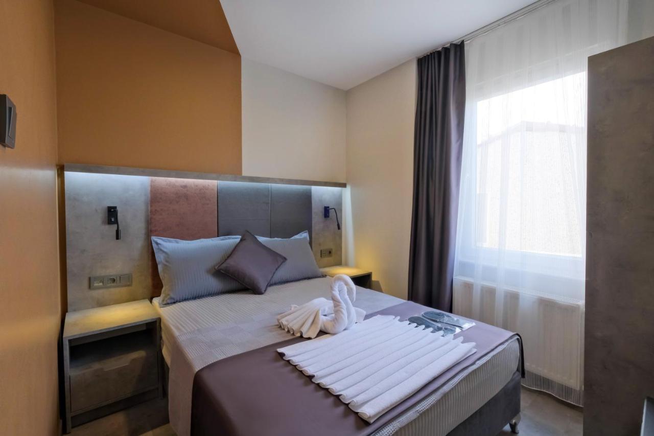 The Queen Hotel Istanbul Bagian luar foto