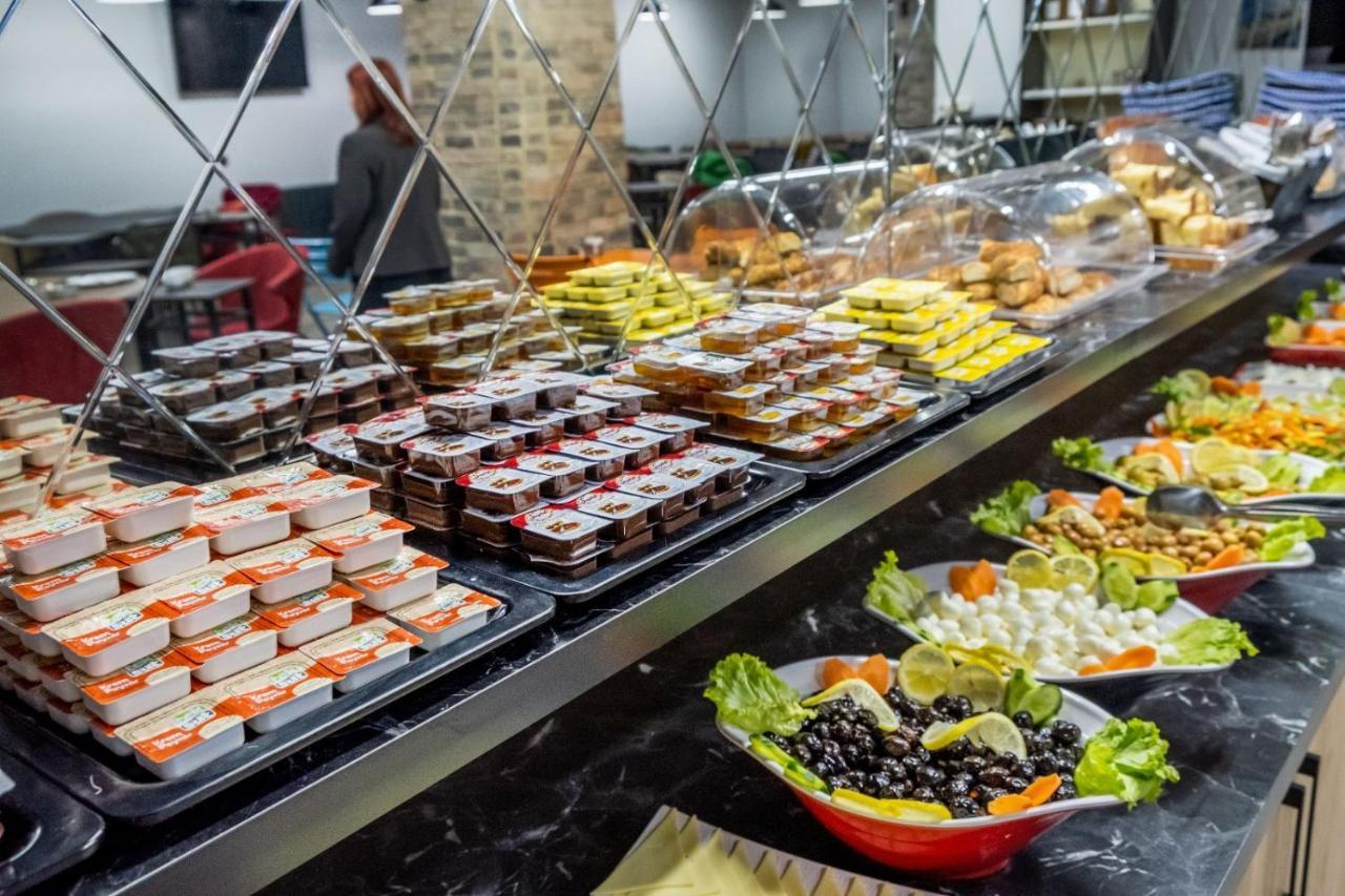 The Queen Hotel Istanbul Bagian luar foto