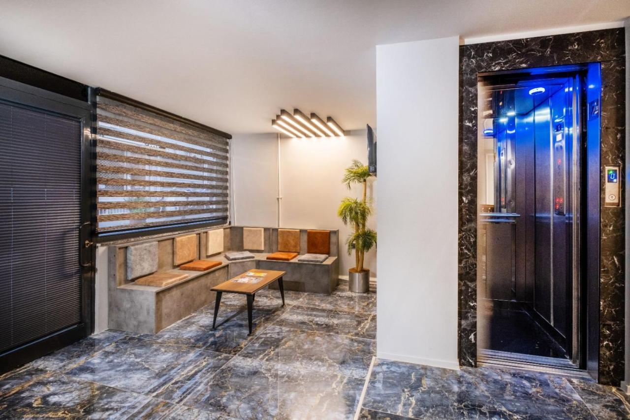 The Queen Hotel Istanbul Bagian luar foto